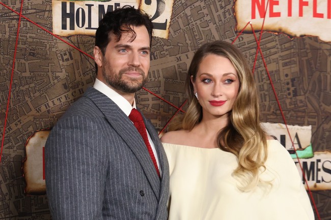 Henry Cavill hadir bersama kekasihnya di acara karpet merah premiere film Enola Holmes 2 beberapa waktu lalu. Pertama kalinya berpose bersama Natalie Viscuso, sosok wanita itu pun kembali jadi perbincangan.Foto: Getty Images