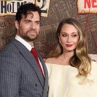 Henry Cavill hadir bersama kekasihnya di acara karpet merah premiere film Enola Holmes 2 beberapa waktu lalu. Pertama kalinya berpose bersama Natalie Viscuso, sosok wanita itu pun kembali jadi perbincangan.Foto: Getty Images