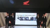(Kiri ke kanan) Marketing Director PT Astra Honda Motor (AHM) Thomas Wijaya, Presiden Director AHM Keiichi Yasuda, Executive Vice President Director AHM  Johannes Loman dan Marketing Director AHM Tetsuya Komine berfoto bersama usai menyampaikan strategi dan roadmap sepeda motor listrik Honda di Indonesia hingga tahun 2030 pada pembukaan Indonesia Motorcycle Show (IMOS) 2022 di Jakarta Convention Center, Senayan, Jakarta, Rabu (2/11/2022).  