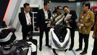 Menteri Perhubungan Budi Karya Sumadi didampingi jajaran direksi PT Astra Honda Motor (AHM) mencoba motor listrik Honda saat pembukaan pembukaan Indonesia Motorcycle Show (IMOS) 2022 di Jakarta Convention Center, Senayan, Jakarta, Rabu (2/11/2022). 