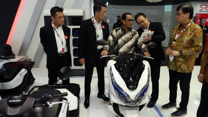 Honda Siap Bawa 7 Jenis Motor Listrik di Indonesia hingga 2030 (Kiri ke kanan) Marketing Director PT Astra Honda Motor (AHM) Thomas Wijaya, Presiden Director AHM Keiichi Yasuda, Executive Vice President Director AHM Johannes Loman dan Marketing Director AHM Tetsuya Komine berfoto bersama usai menyampaikan strategi dan roadmap sepeda motor listrik Honda di Indonesia hingga tahun 2030 pada pembukaan Indonesia Motorcycle Show (IMOS) 2022 di Jakarta Convention Center, Senayan, Jakarta, Rabu (2/11/2022).