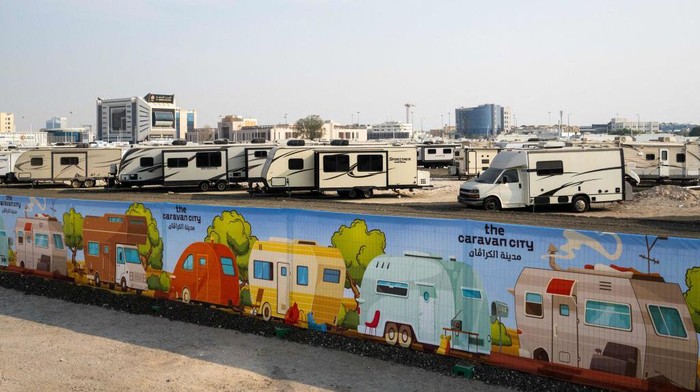Ini Hotel Caravan di Qatar, Siap Sambut Piala Dunia A view shows the Caravan City, an ongoing project to host fans during the Qatar 2022 FIFA World Cup football tournament, in Doha on October 27, 2022. (Photo by Jewel SAMAD / AFP) (Photo by JEWEL SAMAD/AFP via Getty Images)