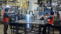 Tampak para karyawan tengah memproduksi galon air di PT Primadaya Plastisindo Tbk.