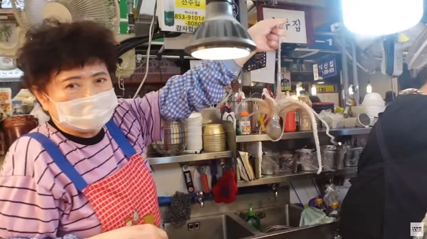 Jerome Polin cicip gurita hidup dan kepiting mentah
