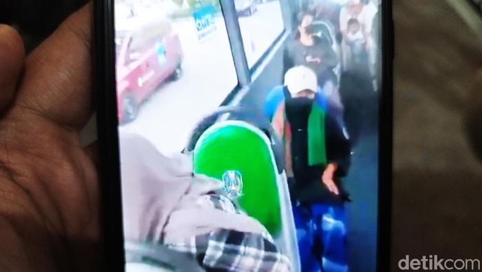 Joko Kendil naik Bus Trans Jatim