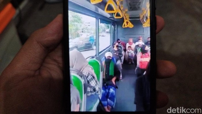Joko Kendil naik bus Trans Jatim