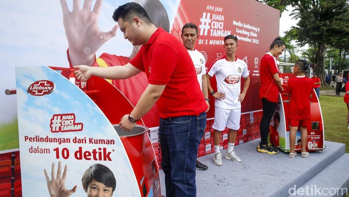 Lifebuoy menggandeng pelatih Tim Nasional U-17, Bima Sakti, dan atlet sepak bola nasional, Kim Kurniawan, menggelar kegiatan coaching clinic sepak bola bagi 60 siswa Sekolah Dasar di Jabodetabek bertempat di Lapangan Rugby, Senayan, Kamis (3/11/2022).