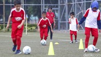 Di tengah coaching clinic ini, anak-anak turut diajarkan mengenai pentingnya membiasakan Cuci Tangan Pakai Sabun (CTPS) di 5 Momen Penting sehingga mereka dapat menjadi agen perubahan yang menyebarluaskan kebiasaan baik ini ke lingkungan sekitar.