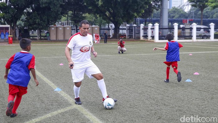 Kampanye Hari Cuci Tangan Sedunia untuk Anak-anak Lewat Sepakbola Lifebuoy menggandeng pelatih Tim Nasional U-17, Bima Sakti, dan atlet sepak bola nasional, Kim Kurniawan, menggelar kegiatan coaching clinic sepak bola bagi 60 siswa Sekolah Dasar di Jabodetabek bertempat di Lapangan Rugby, Senayan, Kamis (3/11/2022).