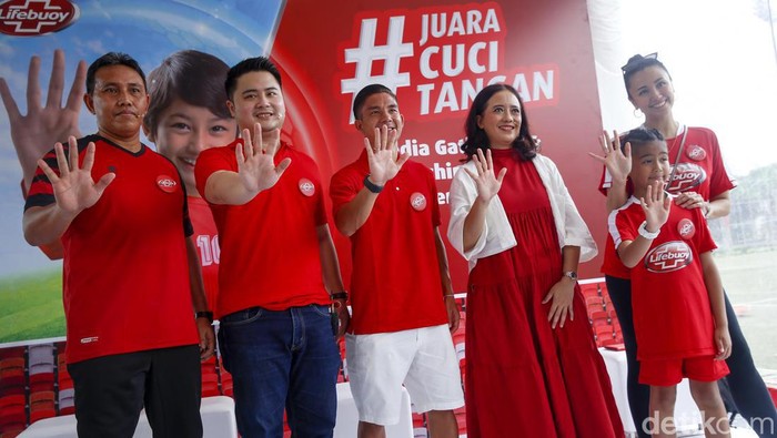 Lifebuoy menggandeng pelatih Tim Nasional U-17, Bima Sakti, dan atlet sepak bola nasional, Kim Kurniawan, menggelar kegiatan coaching clinic sepak bola bagi 60 siswa Sekolah Dasar di Jabodetabek bertempat di Lapangan Rugby, Senayan, Kamis (3/11/2022).