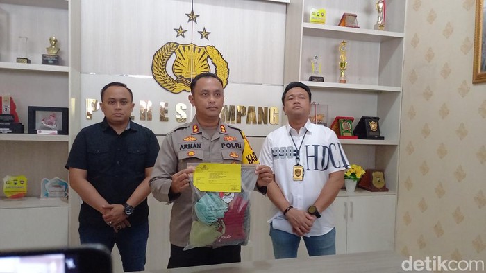 Kapolres Sampang AKBP Arman menyampaikan barang bukti pemerkosaan remaja 13 tahun oleh 9 orang