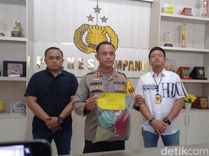 Kapolres Sampang AKBP Arman menyampaikan barang bukti pemerkosaan remaja 13 tahun oleh 9 orang