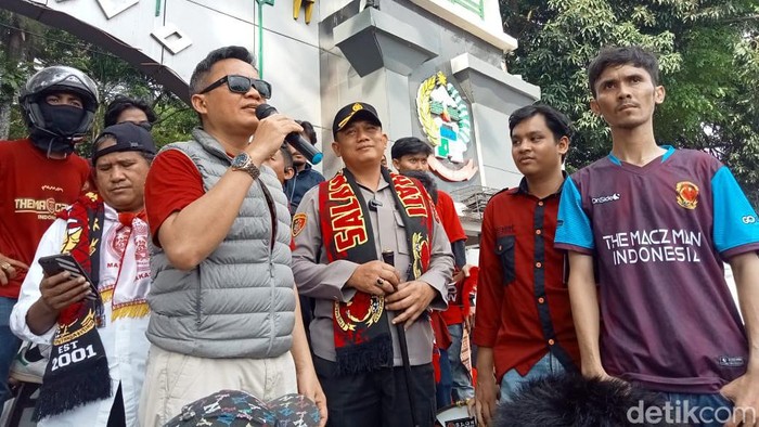 Kapolrestabes Makassar menengahi suporter PSM yang berunjuk rasa di Kantor Gubernur Sulsel menagih janji pembangunan Stadion Mattoanging.