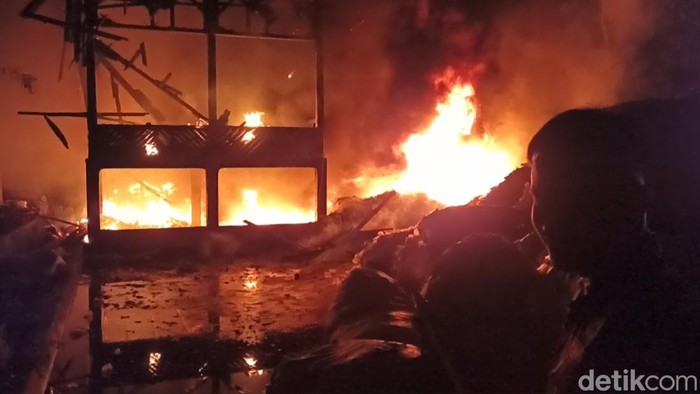 Kebakaran gudang rongsok di Cianjur