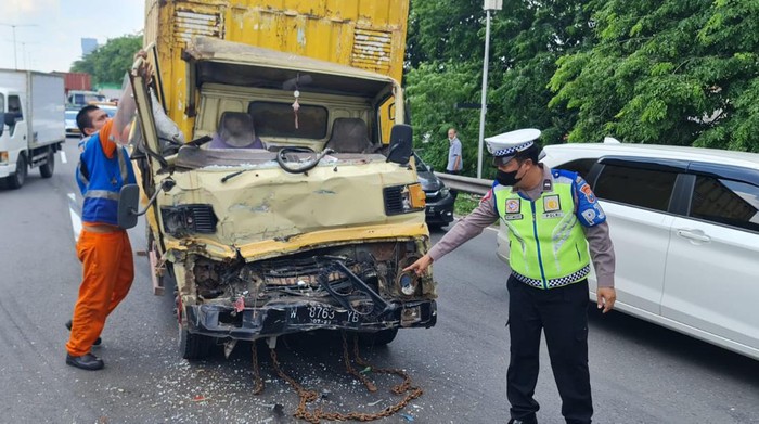 Kecelakaan beruntun 3 kendaraan di Tol Waru-Perak