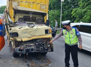 Kecelakaan 3 Kendaraan di KM 6 Tol Waru-Perak, 1 Korban Patah Tulang