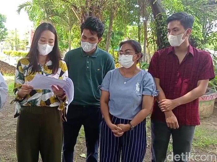 Keluarga Iwan PNS Semarang membacakan surat yang akan dikirimkan ke Presiden Jokowi, Kamis (3/11/2022).