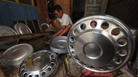 Kerajinan aksesori penutup roda pelek mobil dan truk yang terbuat dari bahan limbah plat trafo jenis aluminium itu dijual dari harga Rp700 ribu hingga Rp2 juta tergantung ukuran dan tingkat kesulitannya serta telah memenuhi permintaan pasar berbagai daerah di dalam negeri serta ekspor ke Thailand.