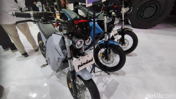 Motor listrik taktis ini pertama kali dipamerkan ke publik di gelaran Indo Defence 2022 di Kemayoran, Jakarta Pusat.