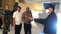 Firli datang mengenakan jas hitam dengan dalaman berwarna putih. Sementara Lukas Enembe tampak duduk di sebuah kursi mengenakan baju kaos berwarna biru hitam. (Dokumen Istimewa)