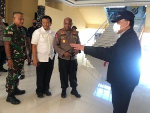 Ketua KPK Firli Bahuri Dikawal 3 Jenderal Saat Temui Lukas Enembe di Jayapura