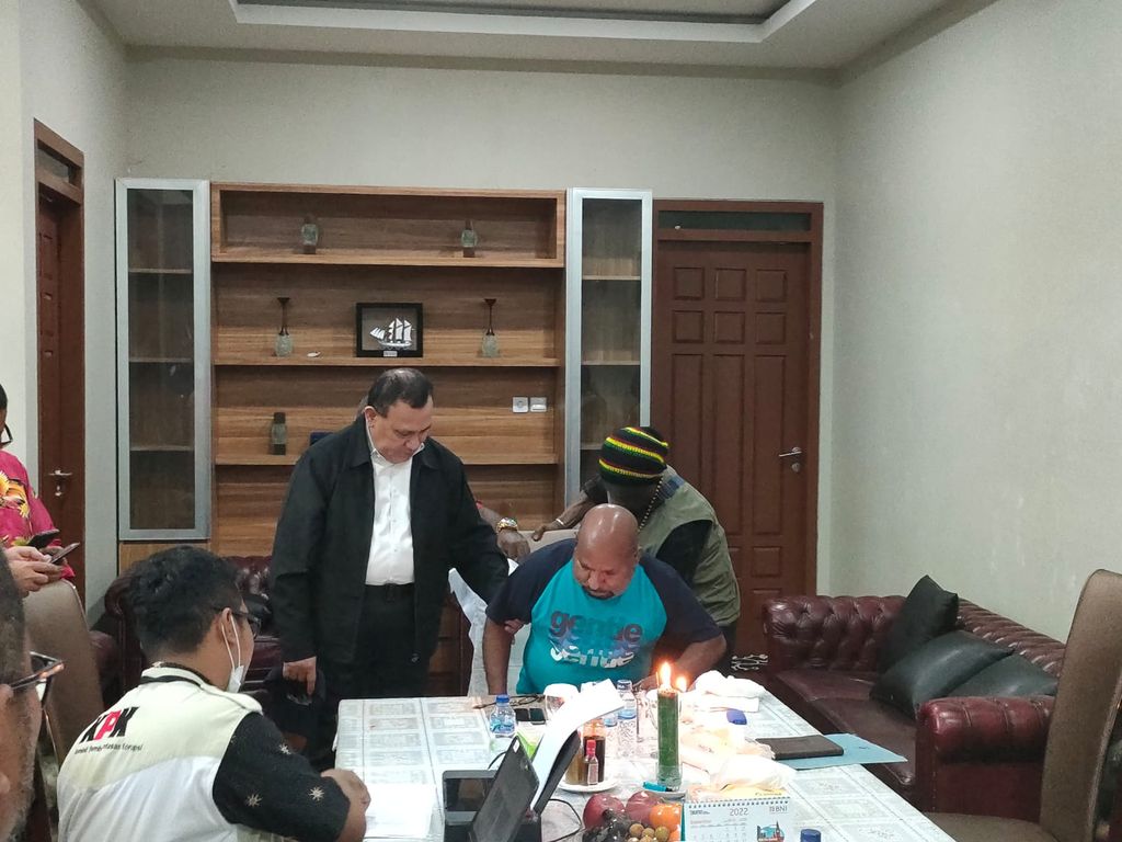 Ketua KPK Firli Bahuri bertemu Gubernur Papua Lukas Enembe (Dok. Istimewa)