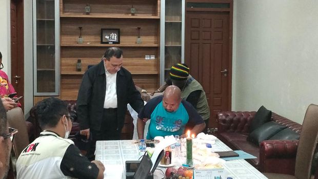 Ketua KPK Firli Bahuri bertemu Gubernur Papua Lukas Enembe (Dok. Istimewa)