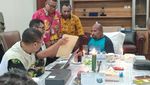 Potret Genggaman Tangan Erat Firli Bahuri ke Lukas Enembe