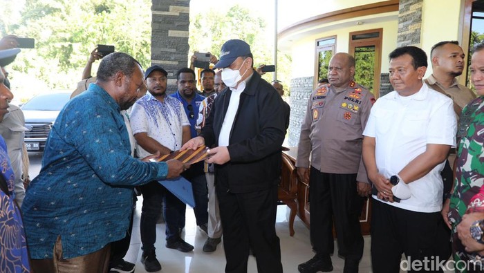 Ketua KPK Firli Bahuri melakukan pemeriksaan terhadap Gubernur Papua, Lukas Enembe.