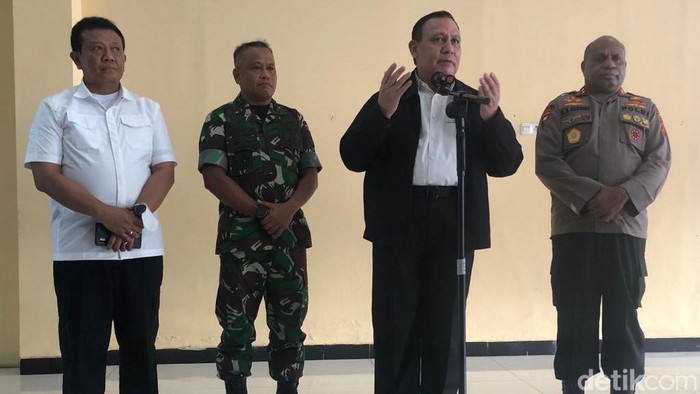 Ketua KPK Firli Bahuri memberikan keterangan pers usai memeriksa Lukas Enembe di kediamannya di Jayapura, Papua.