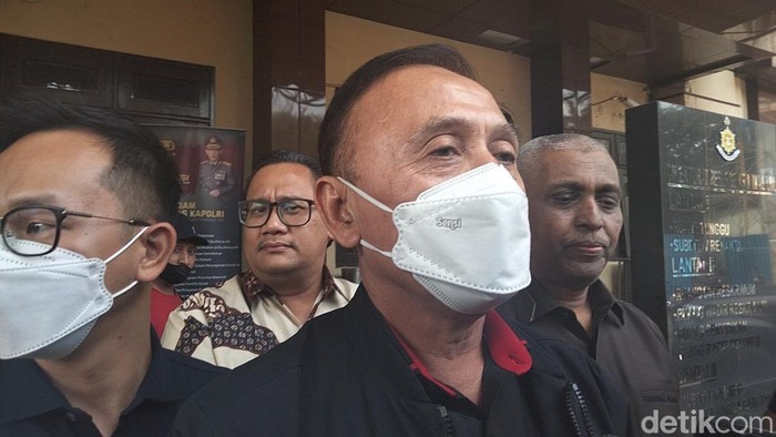 Ketum PSSI Iwan Bule usai diperiksa 5 jam di Polda Jatim