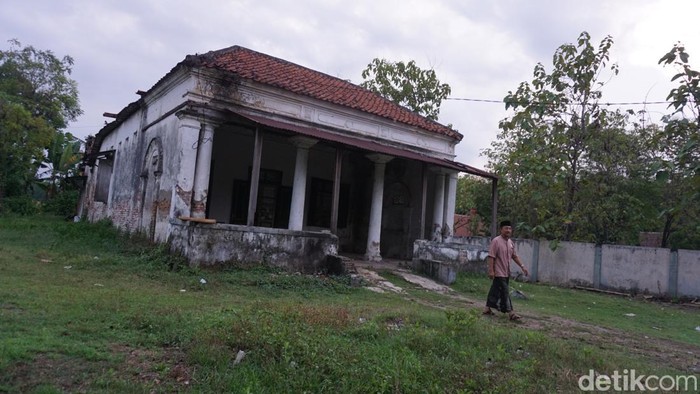 Kiai Muhammad Moenasir Ali mempunyai andil besar dalam mengusir penjajah dari Ibu Pertiwi. Sejak lulus pesantren, ia mengangkat senjata hingga menjadi Komandan Batalyon (Danyon) Condromowo. Tentara berpangkat mayor ini dikenal sebagai ahli perang gerilya.