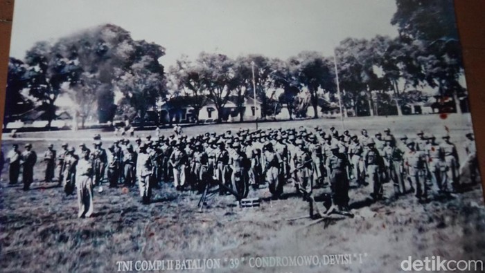 Kiai Muhammad Moenasir Ali mempunyai andil besar dalam mengusir penjajah dari Ibu Pertiwi. Sejak lulus pesantren, ia mengangkat senjata hingga menjadi Komandan Batalyon (Danyon) Condromowo. Tentara berpangkat mayor ini dikenal sebagai ahli perang gerilya.