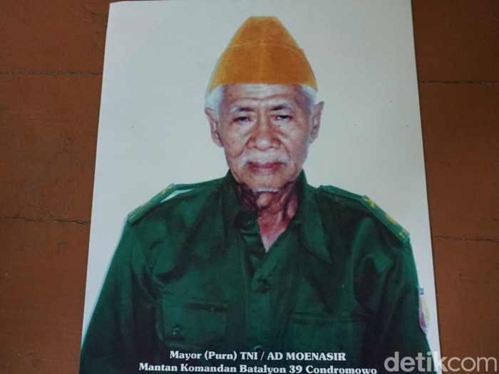 Kiai Muhammad Moenasir Ali mempunyai andil besar dalam mengusir penjajah dari Ibu Pertiwi. Sejak lulus pesantren, ia mengangkat senjata hingga menjadi Komandan Batalyon (Danyon) Condromowo. Tentara berpangkat mayor ini dikenal sebagai ahli perang gerilya.