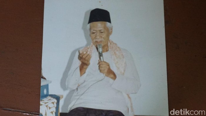 Kiai Muhammad Moenasir Ali mempunyai andil besar dalam mengusir penjajah dari Ibu Pertiwi. Sejak lulus pesantren, ia mengangkat senjata hingga menjadi Komandan Batalyon (Danyon) Condromowo. Tentara berpangkat mayor ini dikenal sebagai ahli perang gerilya.