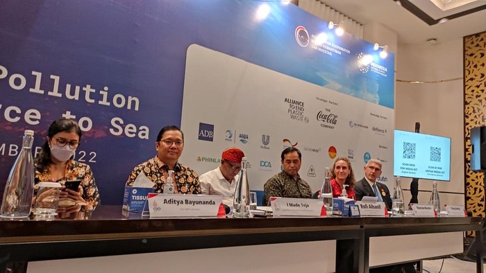 Konferensi pers Kemenko Marves pada acara Road to G20 Beating Plastic Pollution from Source to Sea di Kelurahan Jimbaran, Kecamatan Kuta Selatan, Kabupaten Badung, Kamis (3/11/2022).