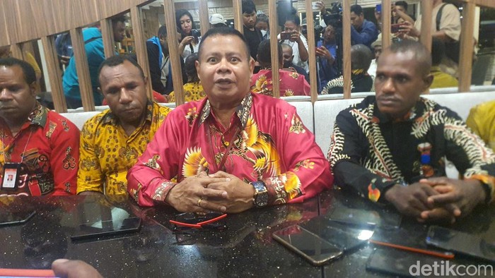 Konferensi pers Kuasa Hukum Lukas Enembe, Aloysius Renwarin (berbaju merah). (Roy/detikcom)