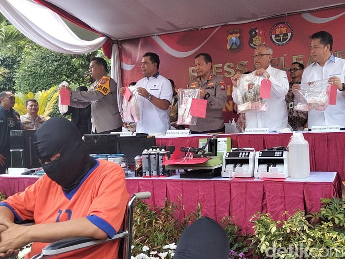 Konferensi pers pengungkapan kasus produsen dan pengedar uang palsu jaringan antarprovinsi di Jatim