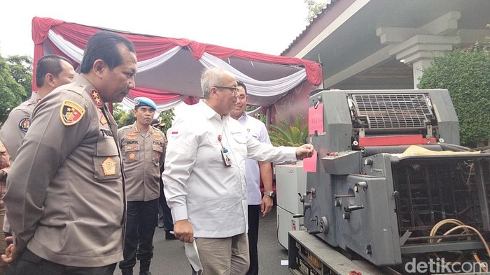 Konferensi pers pengungkapan kasus produsen dan pengedar uang palsu jaringan antarprovinsi di Jatim