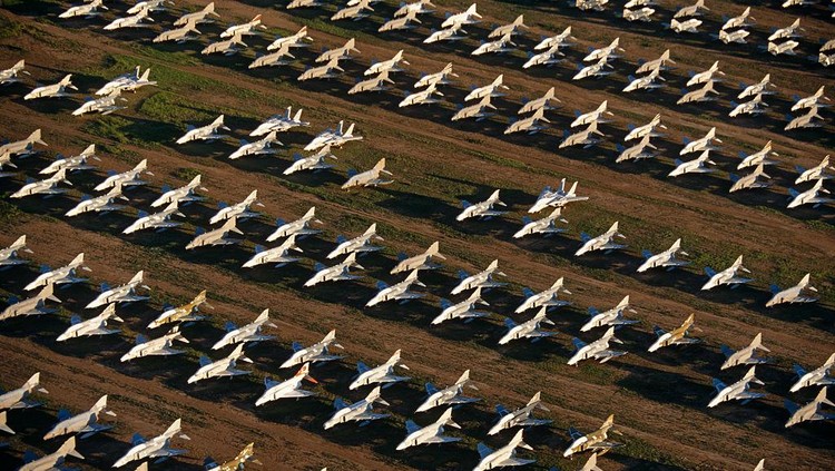 Kuburan pesawat terbang terbesar di dunia ternyata ada di Tucson, Arizona, Amerika Serikat. Kuburan ini dikenal dengan nama Davis Monthan.