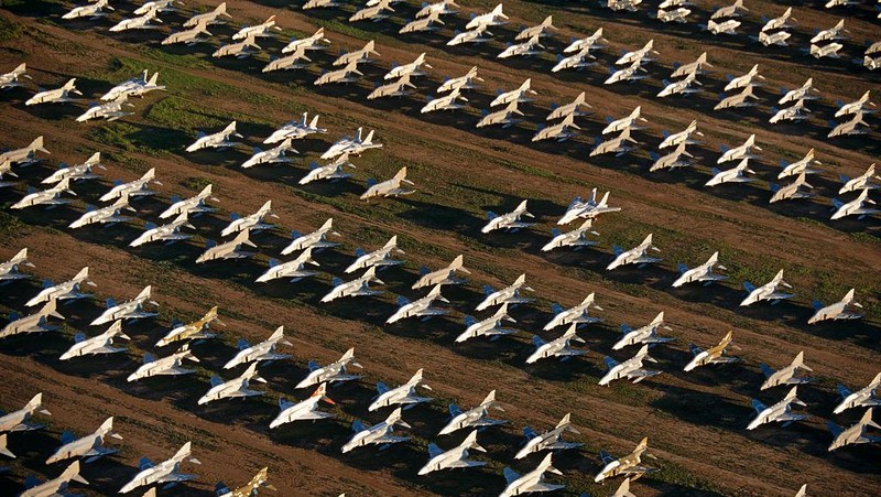 Kuburan pesawat terbang terbesar di dunia ternyata ada di Tucson, Arizona, Amerika Serikat. Kuburan ini dikenal dengan nama Davis Monthan.