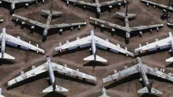 Davis Monthan diambil dari nama dua pilot Perang Dunia I yakni Letnan Samuel H.Davis dan Oscar Monthan yang meninggal dalam kecelakaan pesawat. Davis meninggal di Florida, sedangkan Monthan meninggal di Hawai tahun 1924 silam. (John van Hasselt/Getty Images)