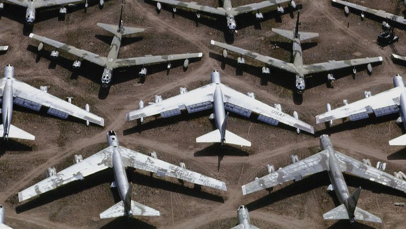 Kuburan pesawat terbang terbesar di dunia ternyata ada di Tucson, Arizona, Amerika Serikat. Kuburan ini dikenal dengan nama Davis Monthan.