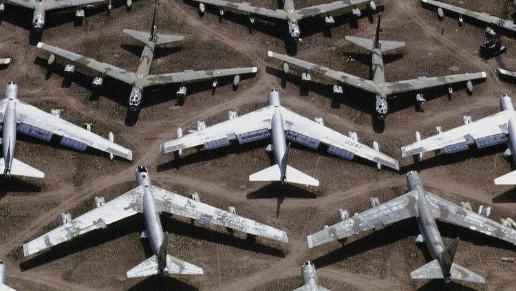 Kuburan pesawat terbang terbesar di dunia ternyata ada di Tucson, Arizona, Amerika Serikat. Kuburan ini dikenal dengan nama Davis Monthan. Kuburan pesawat terbang terbesar di dunia ternyata ada di Tucson, Arizona, Amerika Serikat. Kuburan ini dikenal dengan nama Davis Monthan.