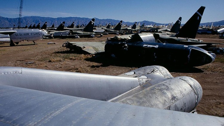 Kuburan pesawat terbang terbesar di dunia ternyata ada di Tucson, Arizona, Amerika Serikat. Kuburan ini dikenal dengan nama Davis Monthan.
