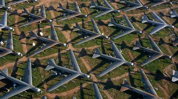 Kuburan ini menyimpan sekitar 4.000 pesawat. Terlihat bangkai pesawat yang tersusun rapi. (Richard Baker/Getty Images)