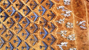 Pemandangan kuburan pesawat terbang terbesar di dunia yang berada di Tucson, Arizona, Amerika Serikat. Kuburan ini di kenal dengan nama Davis Monthan. (MPI/Getty Images)