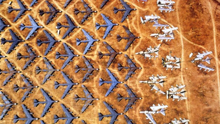 Kuburan pesawat terbang terbesar di dunia ternyata ada di Tucson, Arizona, Amerika Serikat. Kuburan ini dikenal dengan nama Davis Monthan.
