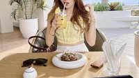 Ia juga memiliki gaya yang modis, terutama saat kulineran. Seperti kulineran di restoran dengan konsep outdoor ini. Foto: Instagram @ullyfrank
