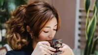 Rahasia langsing DJ Ully, rutin minum teh herbal langsing. Tak heran DJ Ully, memiliki bentuk tubuh ideal. Foto: Instagram @ullyfrank